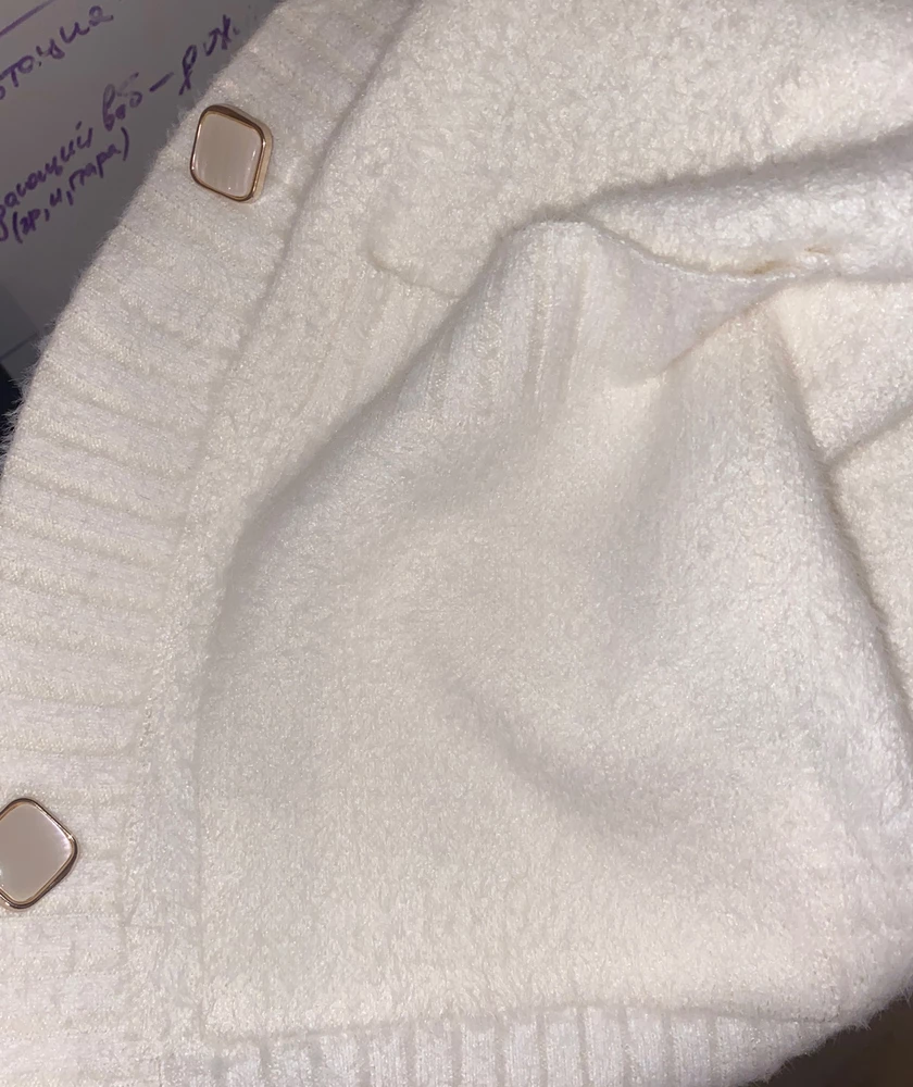 Такой красивый , мягкий и теплый кардиган из цельных лекал, может чуть швы не очень аккуратные . Но очень теплый. Не лезет !