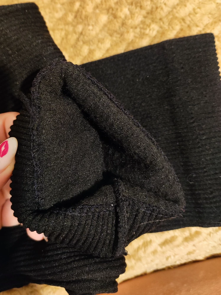 Плотные, но не тёплые, меха нет.