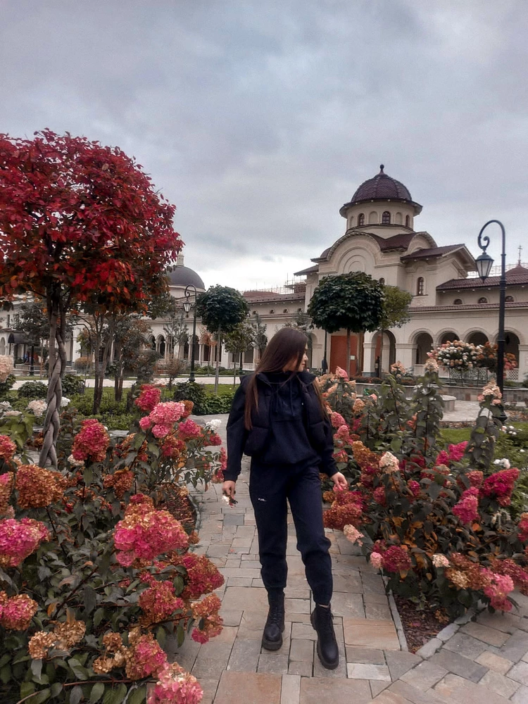 относила всю осень, могу с уверенностью сказать, что жилет классный, удобный, теплый, кофту можно подвернуть , смотрится супер, по мне просто идеальный по длине и размеру 😍 но xs, брала 44-46 - то, что надо :)
