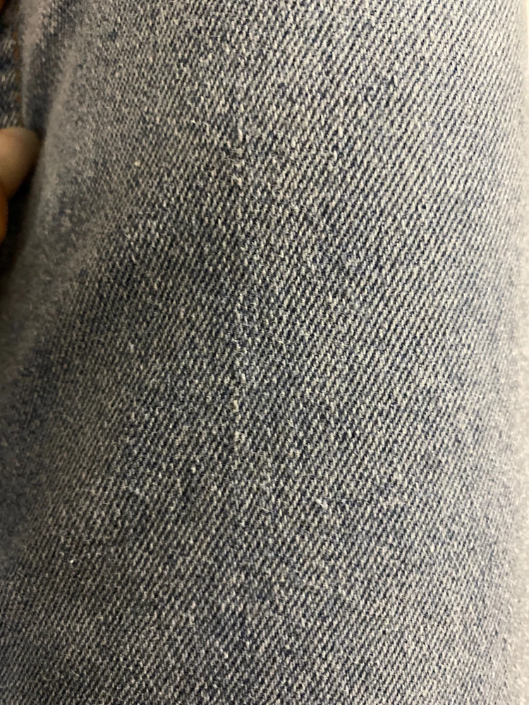 В этих джинсах понравился только цвет. Жалею что взяла. мерила эту модель в be free сели хорошо. Эти торчат со всех сторон. Думала постираю сядет как надо. Но не изменились. Сама ткань тоже странная,это заметно на фото.