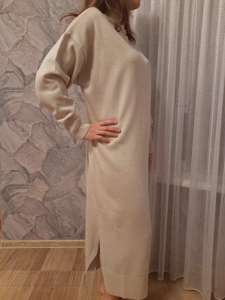 Платье свитер очень понравился. Сел отлично как я и хотела.  Можно использовать пояс . Такой фасон мне очень нравится. Удобно , свободно , тепло) доставка быстра)