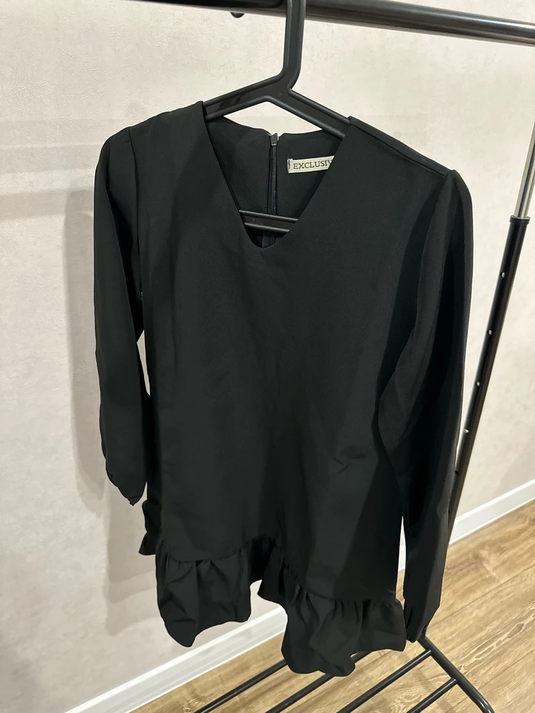 Красивое и стильное платье. Сшито качественно, ткань плотная. Дочь осталась довольна)