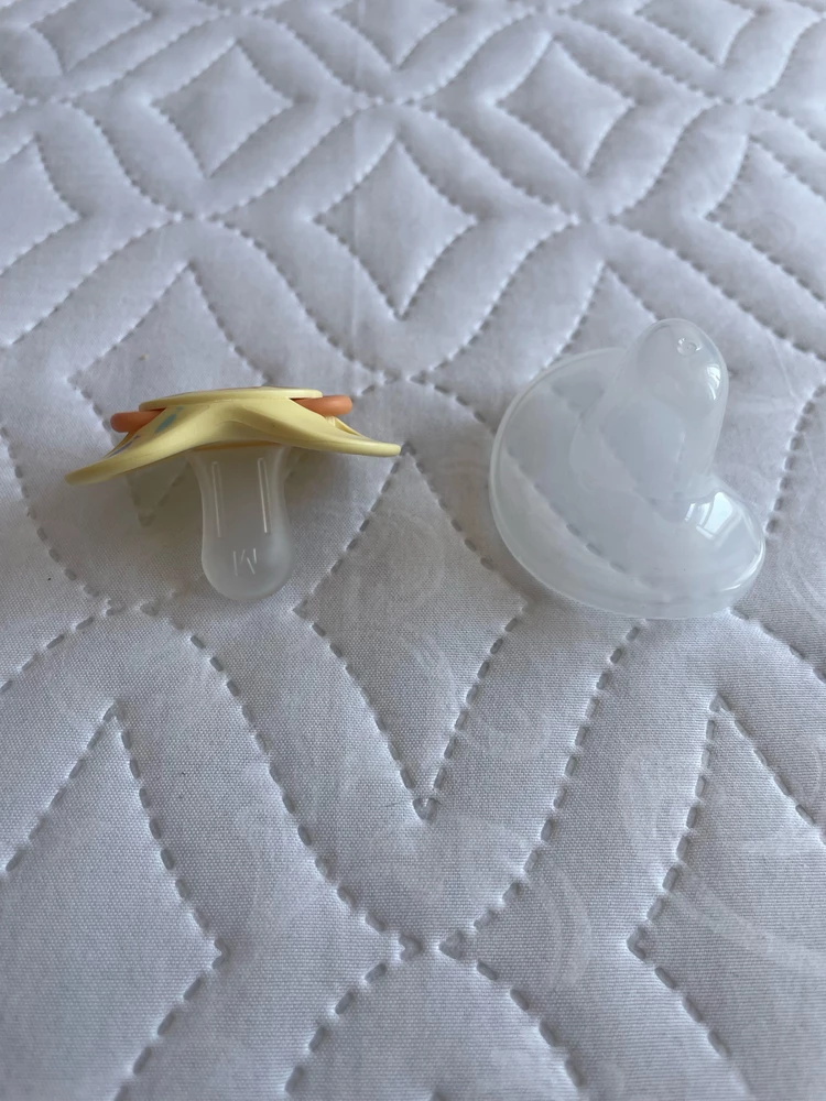 Соска с колпачком ,что очень удобно ,ждем малыша ,понравился ему или нет ,пока не знаем