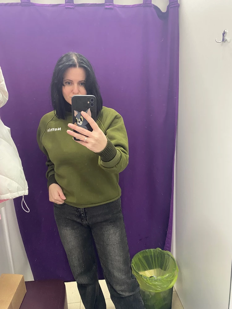 Очень понравился теплый, стильный ! Никто не верит, что я его купила на WB. Свитшот супер! Качественный, ткань приятная, начес очень мягкий форс не лезет , рекомендую !
Яркий теплый, держит форму , смотрится отлично , мне понравился! После стирки качество и внешний вид не изменился.
Классный Свитшот, нравится, что есть горло очень тепло и уютно в нем ! Продавца и магазин рекомендую на все 100%. Беру в этом магазине не первую вещь и качество всегда 🔥🔥🔥