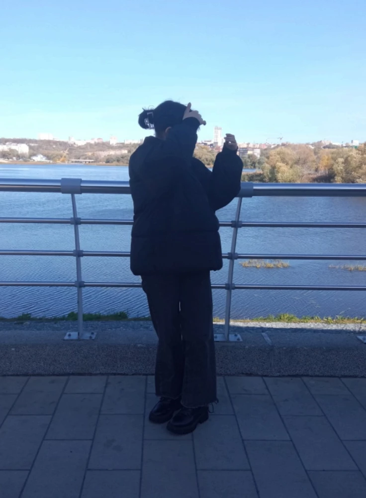 честный отзыв,после пары месяцев носки этой куртки,во первых даже самыц маленький размер мне огромный(у меня 46),на фотке этого возможно не очень видно,качество так себе,место у крючка и карман порвались после месяца носки,до -20 она не дотягивает,будет холодно уже при -15+-,охринеть огромная,зато набита ужасно,напоонителя пожалели,не стоит своих денег,такую можно на базаре за 1500 купить,ее максимум весной и в начале осени носить,расстроена покупкой и жалко потраченных денег