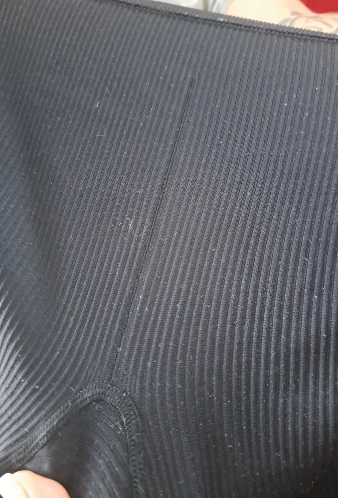 Стрелка на заднице появилась через 3 недели! Обидно, лежат теперь с июля месяца, выхожу в них если надеваю что-то длинное. Не пишите, что ваши покупатели не столкнуся с такими проблемами, как дырки, катышки, стрелки. Ставлю 4 звезды, леггинсы так-то очень классные, видимо, мне не повезло.