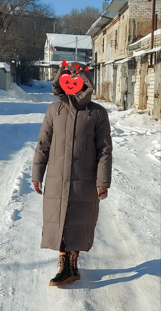 Отличный пуховик. На мой рост 162 см, просто отлично сел. Ношу 44-46, выбрала L, получилось в меру свободно. Одевала теплую кофту, не в притык. Сейчас у нас -27.., ветер, показывает себя достойно. На улице как-бы раздувается, нет пустых мест. Разрезы по бокам удобны, в рукавах манжеты, что тоже плюс. Высокий воротник и глубокий капюшон. Но на мой взгляд, женщинам повыше рукава будут коротки. А так рекомендую.