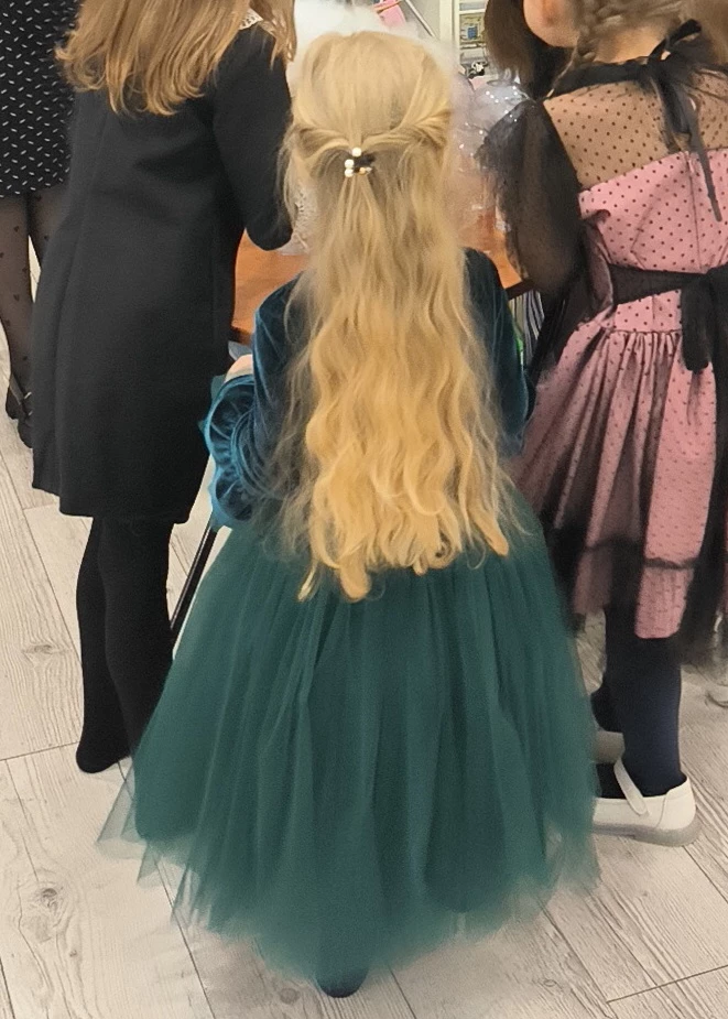 Шикарное платье, очень стильное, пышная юбочка, идёт в размер, комфортное.