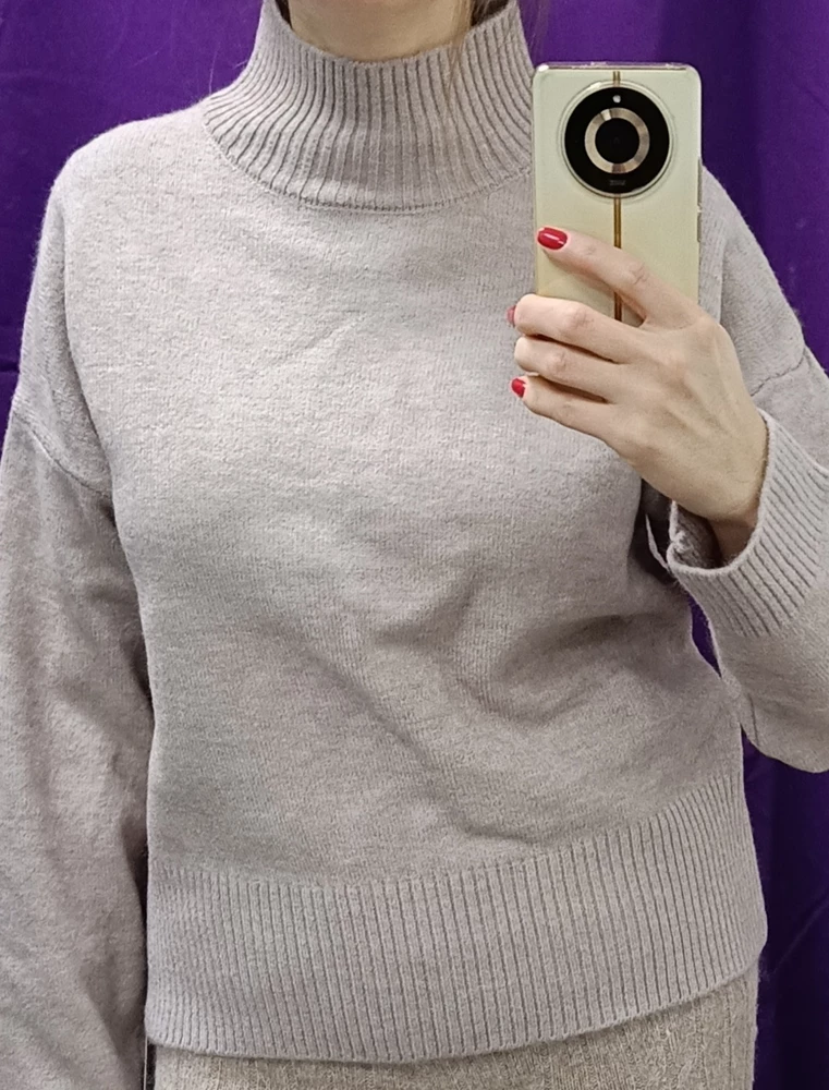 Шикарен, смотрится дорого и богато. 
На мои 92-66-90 размер подошёл отлично.