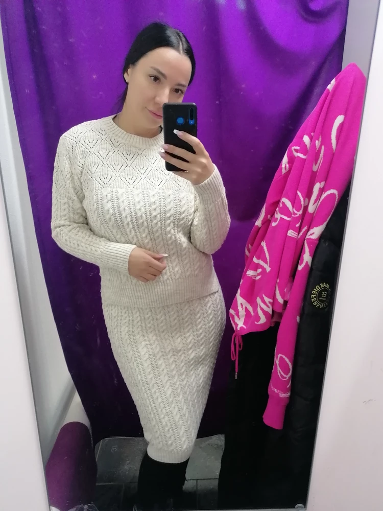 Классный костюм, приятный к телу