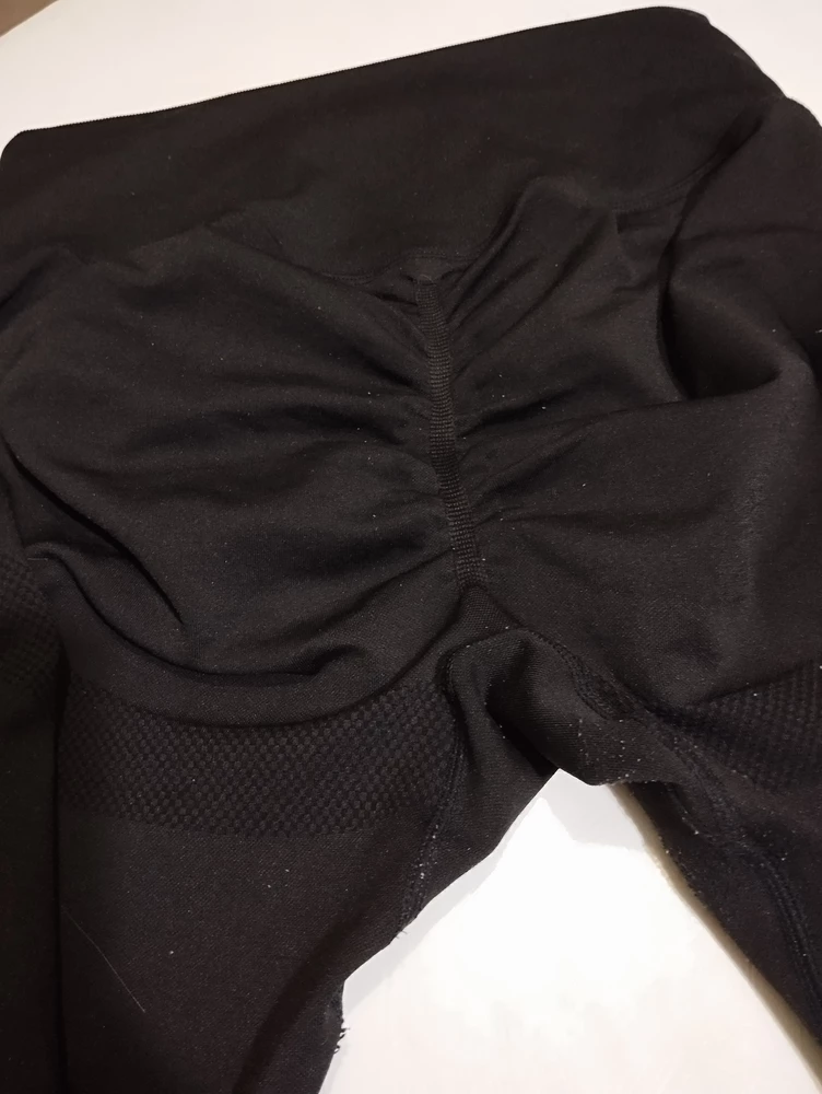 Леггинсы конечно очень красивые, сидят отлично. Когда получила, была очень рада. На тренировке в них комфортно, плотные. НО! К сожалению, после первой же тренировки стали появляться катышки, причём в стирке они не были. На фото после двух тренировок. К сожалению, очень разочаровалась