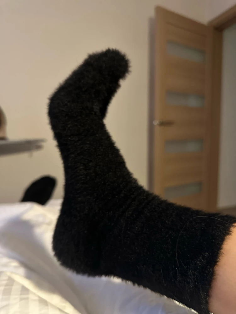 Не знаю где тут норка, сплошная синтетика. Покупала ранее с норкой белые носки в шоу руме, очень теплые и мягкие. Увидела на ВБ черные и взяла с мыслью о том, что точно такие же. Но нет, ноги замерзли через 15 минут, так как потеть начали, да и дома не сильно та и греют, хотя в кв тепло.