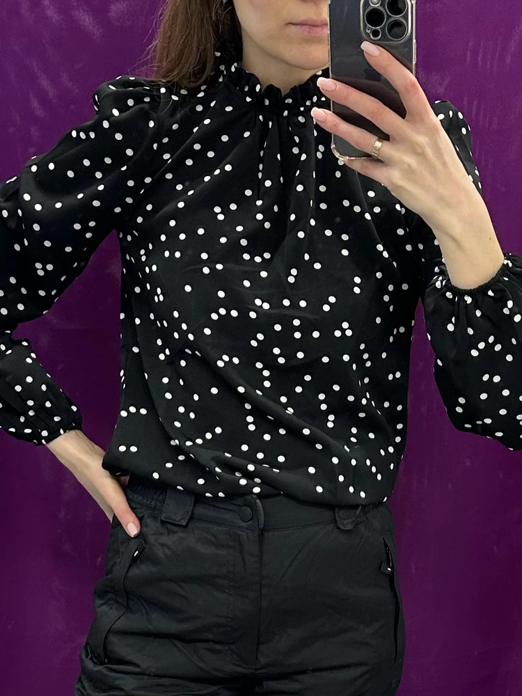 Хорошая блузка, не прям тонкая. Какой-то мягкий слой изнутри, приятная к телу, 42 оказался впритык, руки тяжело вперед вытягивать. хотя писали, что большемерит, у меня полноценный 44 размер, перезаказала его