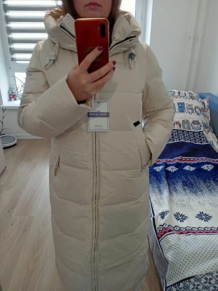 Пуховик превзошёл все ожидания - красивый, тёплый, удобный. Цвет светло бежевый в реале смотрится красивее чем на фото, как будто перламутром отдаёт. Ткань плотная, но в то же время сам пуховик очень легкий по весу.  Капюшон глубокий, очень здорово и уютно гулять в нём, когда идет снег. 
Размер соответствует, на мой 50 сел идеально. Не смотря на светлый цвет очень стройнит.
Спасибо продавцу!