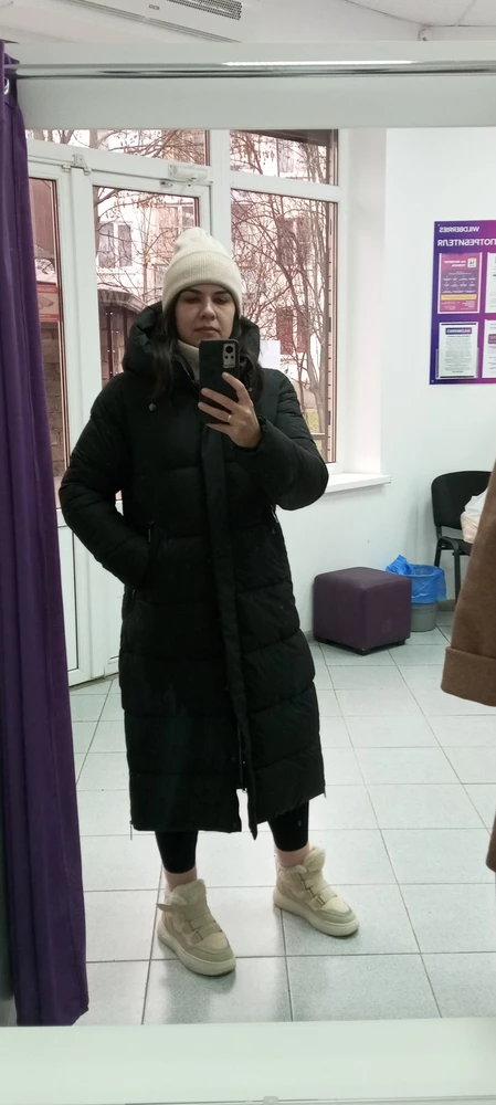 Красивый пуховик, единственное внизу замочек тяжело застегивается, выбрала другой, а так ткань и пошив на высоте, подходит на холодную зиму