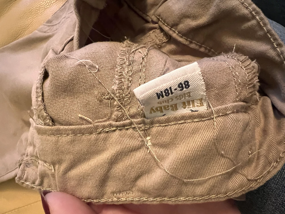 Это ужас ужасный 🙈 я не знаю где это и кто так «шил». Ценник зашкаливает за такое Г… нитки как паутина… везде!!!! сожалею, что не посмотрела в пвз сразу, потом уже заморачиваться с возвратом было некогда… и да, нам на наш 80-86 был в натяг прям (брали 86 размер).