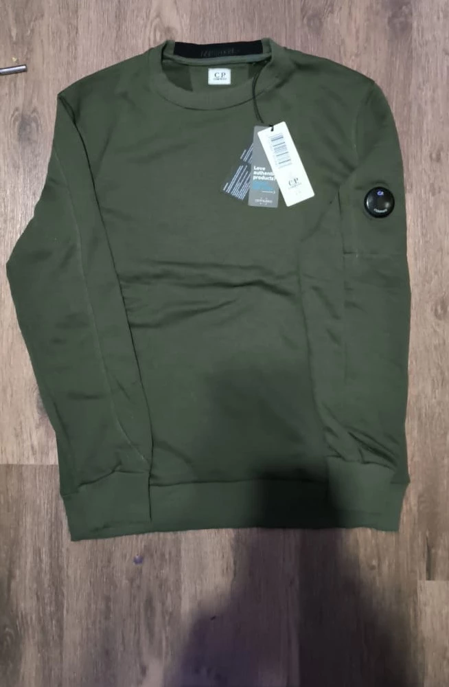 Кофта наилучшего качества 1:1 как оригинал, нитки не торчат с линзой и бирками всё в порядке рекомендую к покупке