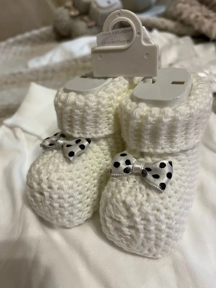 Симпатичные, но тонкие, если брать, то для фотосессий или на теплое время года. Слишком широкая вязка, через дыры видно ползунки, если они отличаются по цвету