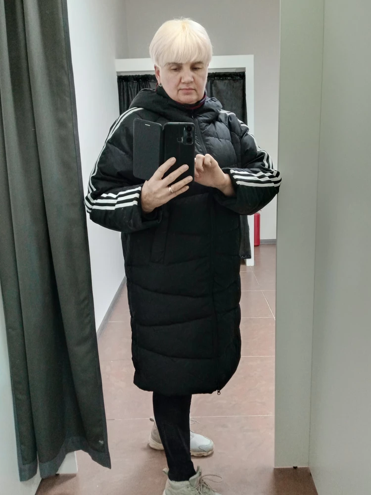 Понятно, что не adidas. Рукав короткий, и очень объёмный, воротник не удобный. 
Но тёплый, легкий.Цена завышена. Качество отличное. Я купила себе.