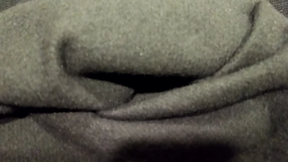 Мех вообще не наблюдается, синтетика всё липнет к ним пару носок и скатаются