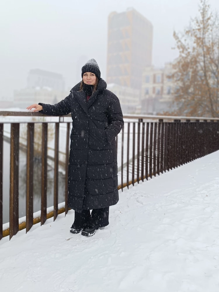 Пухових отличный, я от него в восторге, очень тёплый, в -36 даже не замерзла, не продал, , кнопки все на месте. Сшит очень аккуратно. Спасибо Вам огромное, что идете на встречу. Пуховик пришёл без манишки-капюшона, и вы мне прислали его. Ни чуть не пожалела, что оставила его. Единственное, что магниты на карманах вниз куда то падают, как будто отклеились.