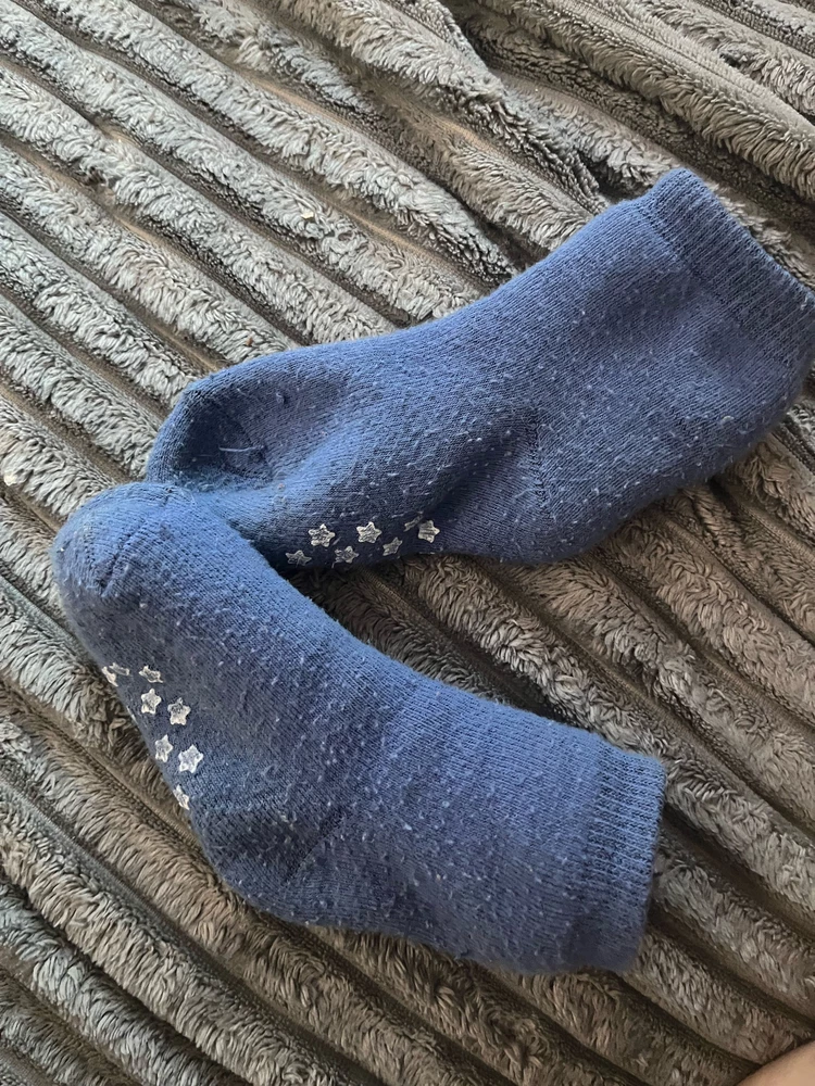 При первом же одевании покрылись  все носки катышками! (Прилагаю фото одних из этих носков) это при том, что ребенок не ходит и даже не ползает и обувь по верх этих носков не одевал!