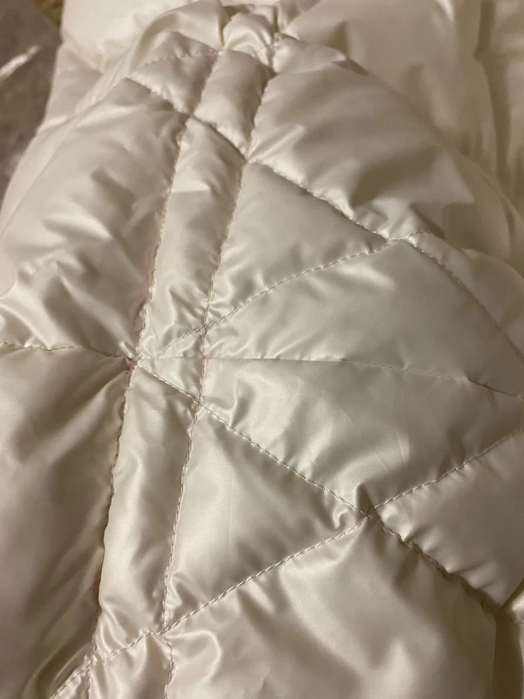 Куртка сама по себе оч красивая, цвет приятный, мех не плохой, ношу размер 44 заказала 42 ну впритык сел, но огорчило конечно то что по поясу какие-то следы розовой ручки или чего то не понятного, за такую цену пуховик должен быть просто идеальный. Продавец обратите на это внимание, при отправке смотрите что вы отправляете, я все же выкупила так как мне срочно нужен был пуховик, в другом бы случае точно бы вернула.