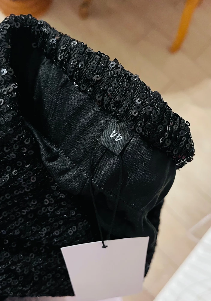 Хорошие брюки, но пришли другого размера, бирка брюк 44, этикетка 46-48, по факту 42~