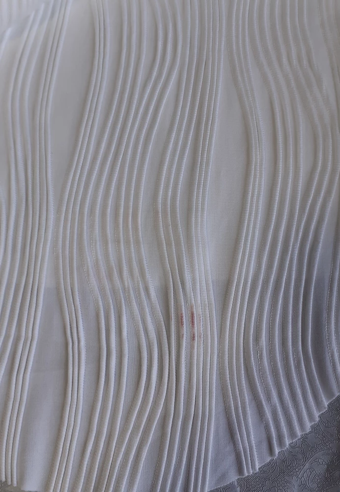 Прислали с пятнами  от губной помады и тоналкой