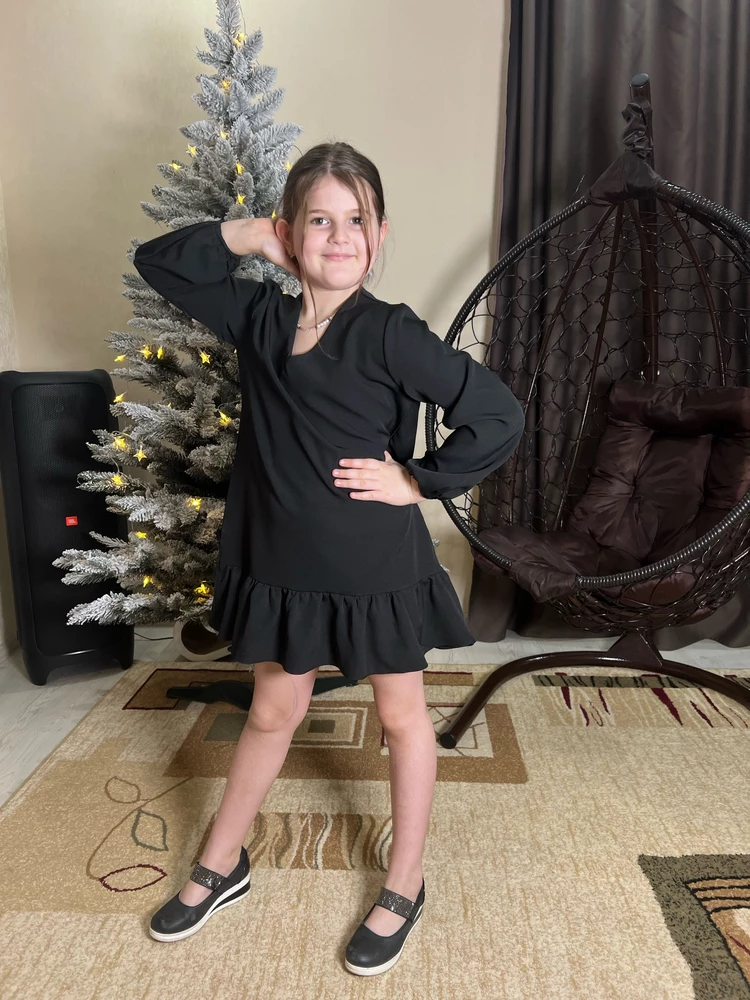 Прекрасное платье, качество пошива отличное, ткань очень приятная к телу. Свободное и легкое, доча довольна)