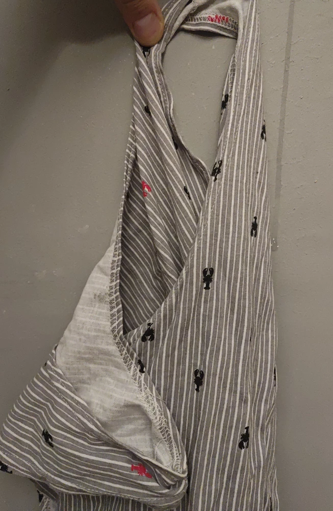 Простая тряпка из ткани для наволочек. Ношу редко и только дома.