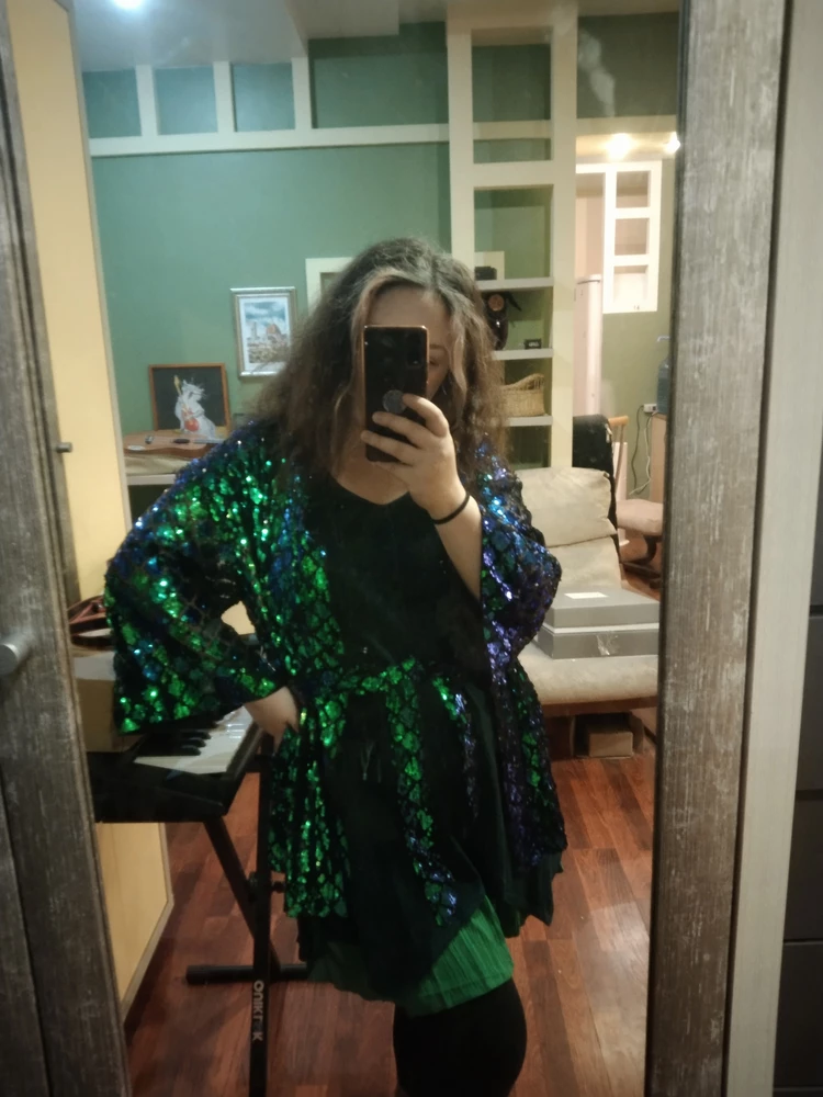 Хочу отметить что мой размер 52, когда я заказывала эту накидку моего размера не было , был самый маленький 42-44, но я решила все равно заказать хотя бы померить, подумала что на фото товара он выглядит достаточно свободным и вдруг мне подойдёт, и я оказалась права , самый маленький размер оказался даже мне свободным , единственное что по длинне он немного короче , так что учитывайте что это очень свободного кроя накидка,
В остальном , когда я достала накидку из пакета с нее сыпались пайетки , первые пару минут , сейчас ничего не сыпется , накидка мне нравится, на нг дракона мне показалось самое то , зелёная напоминает чешую, так же думаю буду носить ее на фестивали в дальнейшем , конечно блестит она очень , по этому куда угодно ее не наденешь , пришла целая , достачно быстро , притензий ни каких не имею , все хорошо,