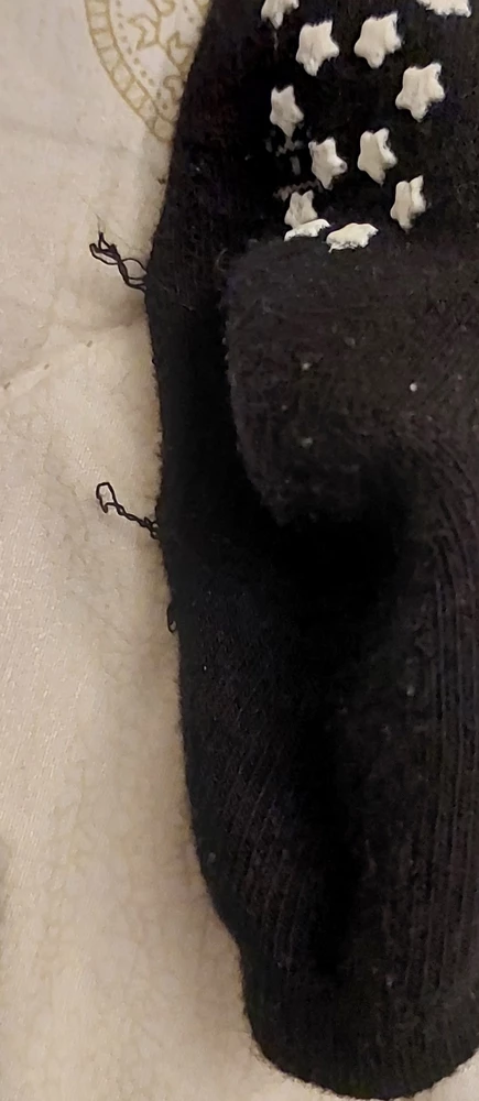 Носки тёплые, но за одну ночь образовались катышки,  ребёнок не ходит,хотела убрать катышки начали выходить нитки