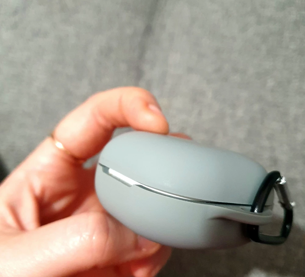 Две звезды за цвет, текстуру и то, что сидит плотно, даже без липкой основы.
Мне достался косой чехол..
В закрытом виде, одна из строн имеет пропасть между верхней и нижней крышками.
Заряжать наушники в чехле, так же не вариант, приходится нижнюю часть снимать.