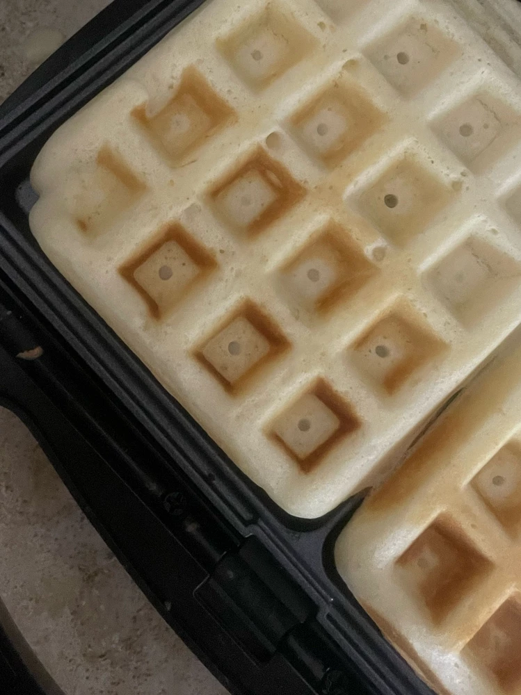 Вафельница не плохая, по печет не равномерно , низ печет сильнее чем верх , и одна сторона тоже пропекает сильнее , пришлось переворачивать вафли