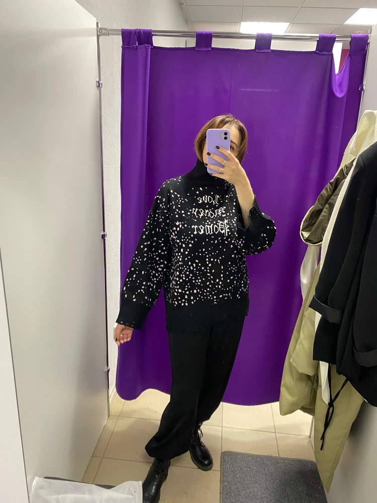 Отличный свитер, очень приятный к телу, мягкий, комфортно в нем очень) Горловина  держит хорошо форму и не давит, что для меня было очень важно. 
На мой рост 170 см и размер M, сидит идеально 👌