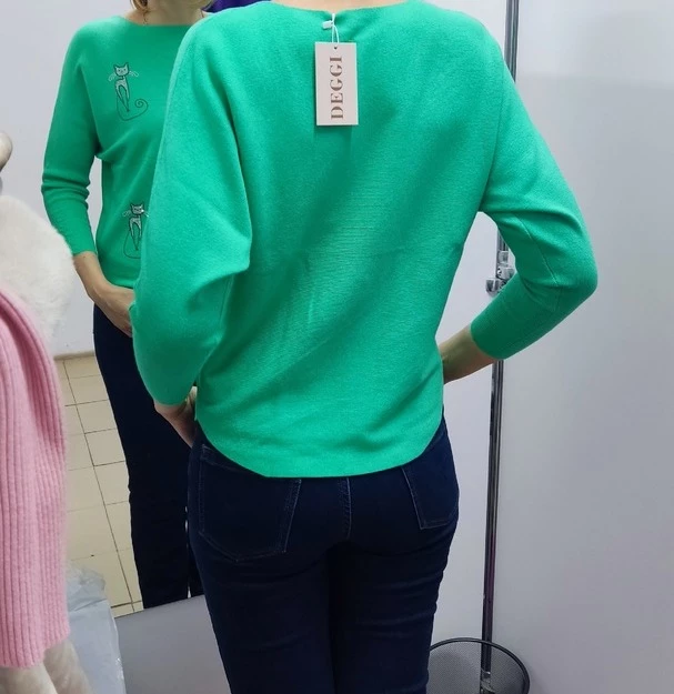 Кофта хорошая. Тёплая и красивая. Цвет как на фото. На ОГ=89, ОТ=67, ОБ=96 впору (см. фото). Качество пошива удовлетворительное, пришлось с изнанки закрепить нитки. Состав не соответствует заявленному! В швах на товаре нет никакой информации о составе и уходе, только на этикетке (см. фото). Стираю первый раз всегда на руках. Похоже что кофта действительно на 65% из натуральных материалов. Немного линяет, не садится, не вытягивается.  Производитель мог бы честно признаться о составе. На рост 178 см - см. фото. Покупкой довольна! Спасибо производителю и ВБ.