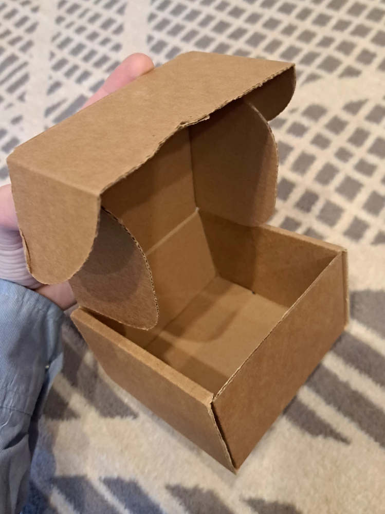 Пришла такая коробка.