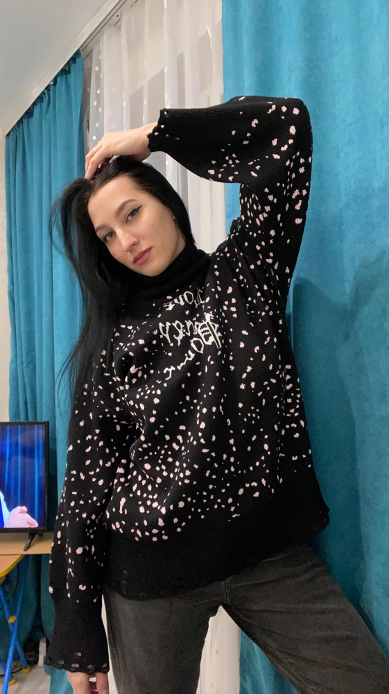 Очень классный свитер, давно искала что-то необычное и не прогадала.  Рукава- отдельная любовь. Ткань приятная к телу, в живую смотрится еще лучше. Горячо рекомендую, девочки)