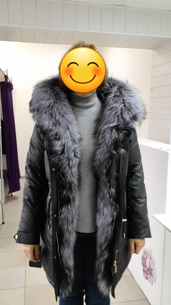 Удобно,села хорошо на 52р-52р отлично,мех тоненькая полоска,полный рот и глаза,надо хорошо вычесть,но тогда будет вообще жиденько,и лезет в замок