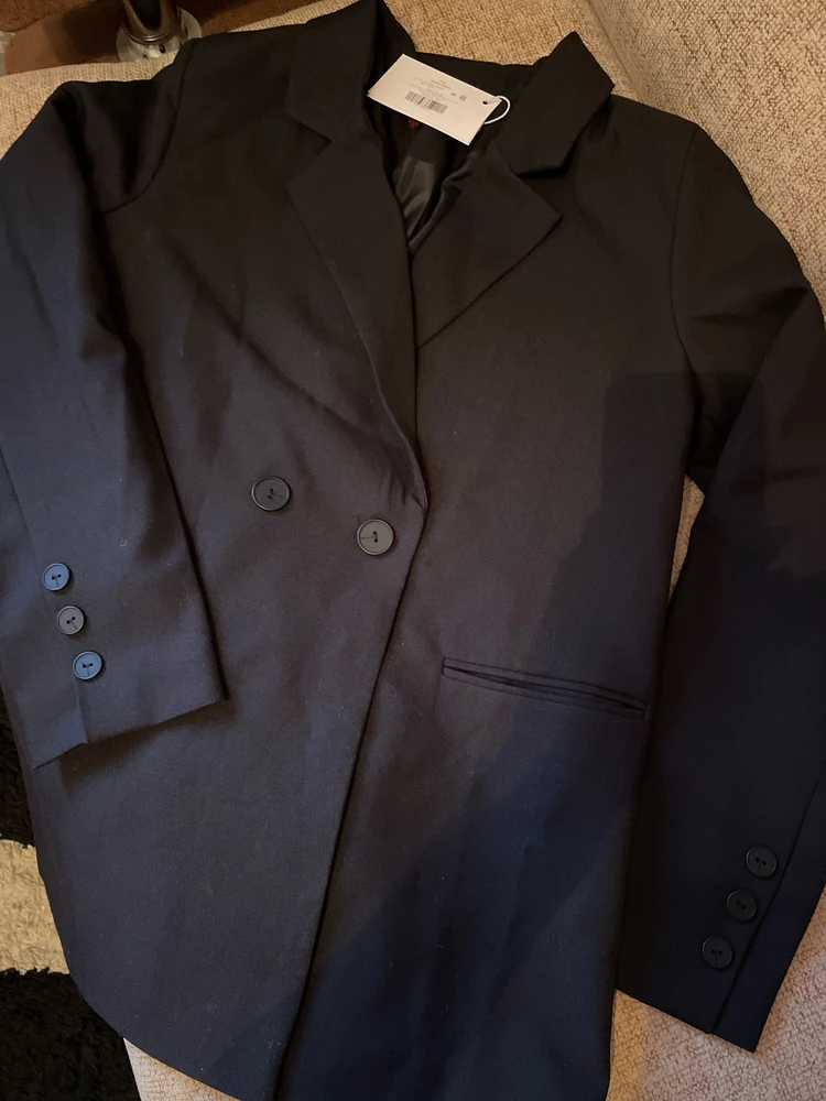 Не плохой жакет, сшит аккуратно, качество ткани средне. Идет размер в размер.