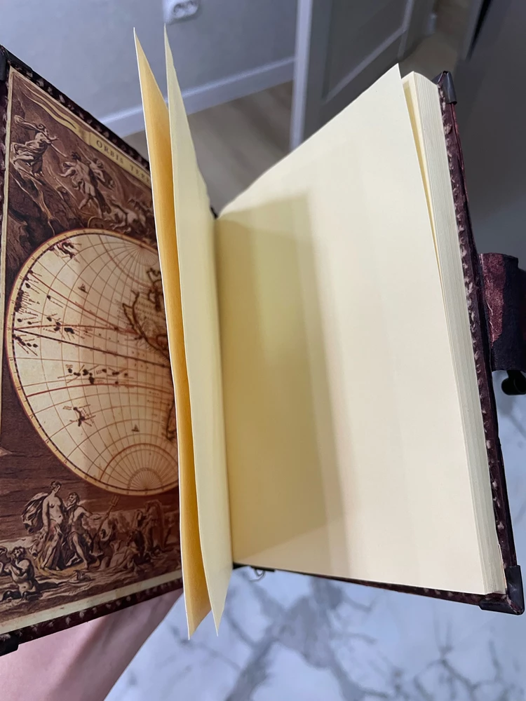 Очень красивый, приятный ежедневник🤩 и спасибо за подарочек, милый магнит черепашка 😉