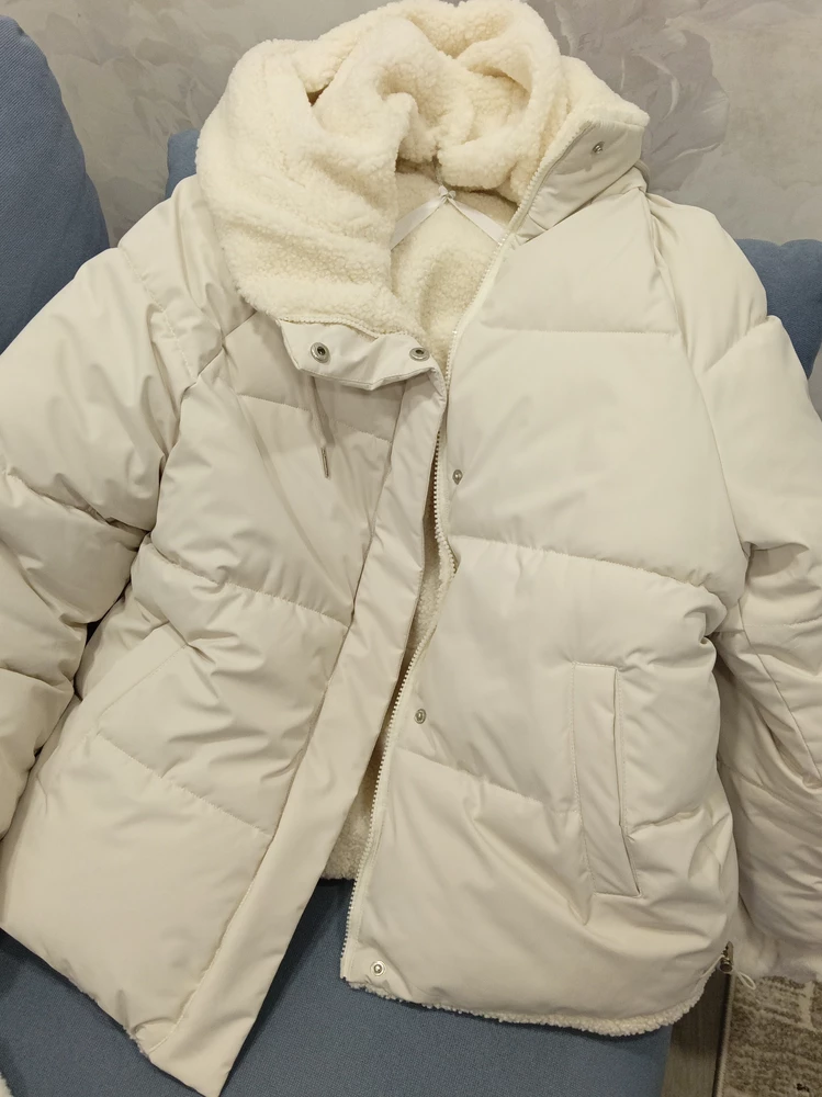 Пришла куртка молочного цвета, хотя заказывала бежевый, расстроилась, но не на долго. Куртка хорошая для зимы, выкупила, ношу с удовольствием.