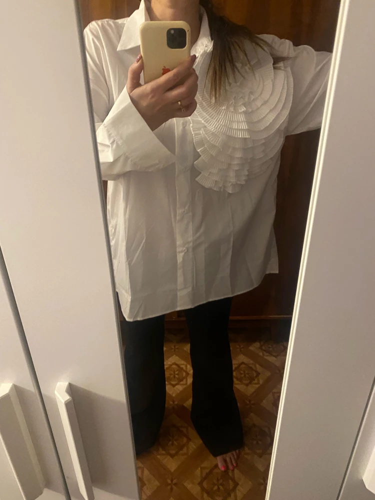 Отличное качество, стильная рубашка. Выглядит очень круто! Но мне не подошло по размеру. Брала на 44-46 (это в принципе мой размер), но это велико для меня. 

Не мерила в пункте выдачи, т к до этого все подходило идеально. Надеюсь на возврат. Думаю надо было 42/44 заказывать.