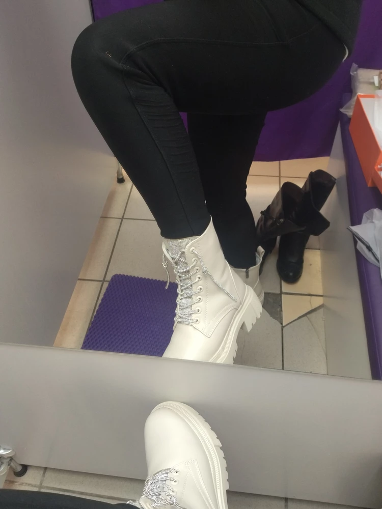 Это любовь с первого взгляда, они просто офигенные девочки!!!!!!! Всё настолько акуратно сшито что не доколупаться, оооочень удобные, блестящие, смотриться просто Пушка клянусь 😂