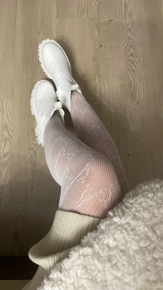 колготки супер 👍🏼 сели идеально, плотно облегают (ношу 3 размер, 172 рост) мягкие, нужно аккуратно надевать ☝🏼 почему-то была уверена, что молочные хочу, когда увидела белый, испугалась, но т.к. они растянулись, проходят идеально и под белый, и под бежевый/молочный👌🏼 люблю светлые вещи 🫶🏼🤍