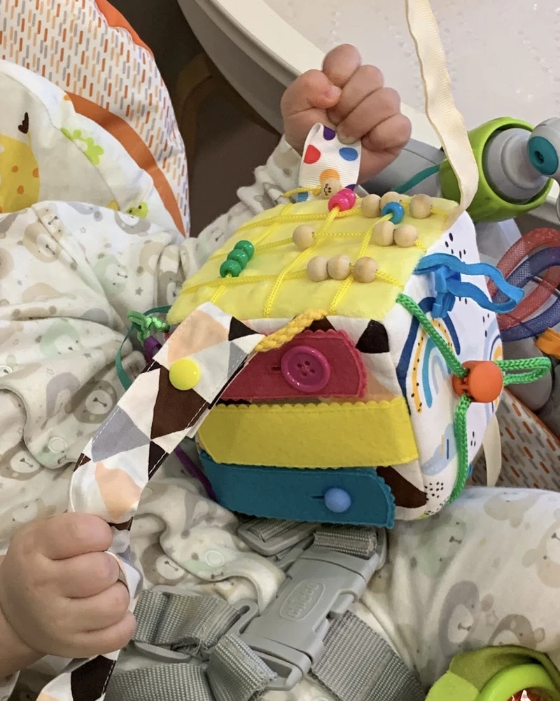 Отличный кубик, искала именно такой, собиралась уже сама сшить нечто подобное и тут попался он )) добавила бы что-то резиновое и шуршащее и вообще будет бомба 👍