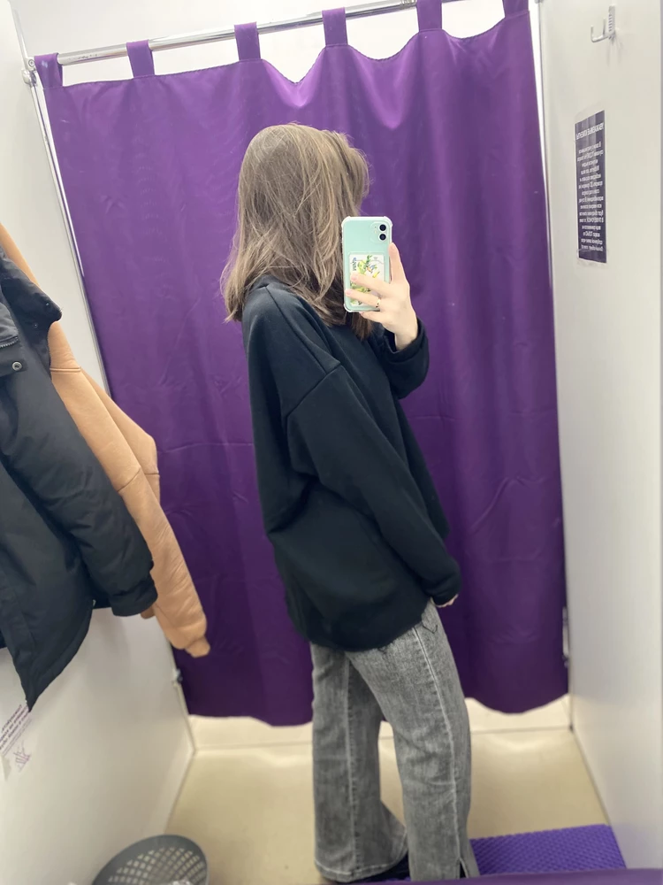 Очень клевый свитшот, комфортный, ткань приятная. Отлично смотрится с джинсами и леггинсами. Доставка быстрая.