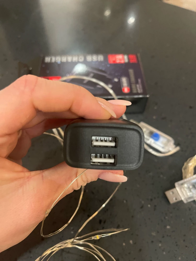 Каким образом туда 2 USB устройства можно засунуть,непонятно.. Очень маленькое расстояние между гнездами!  Разочарована(