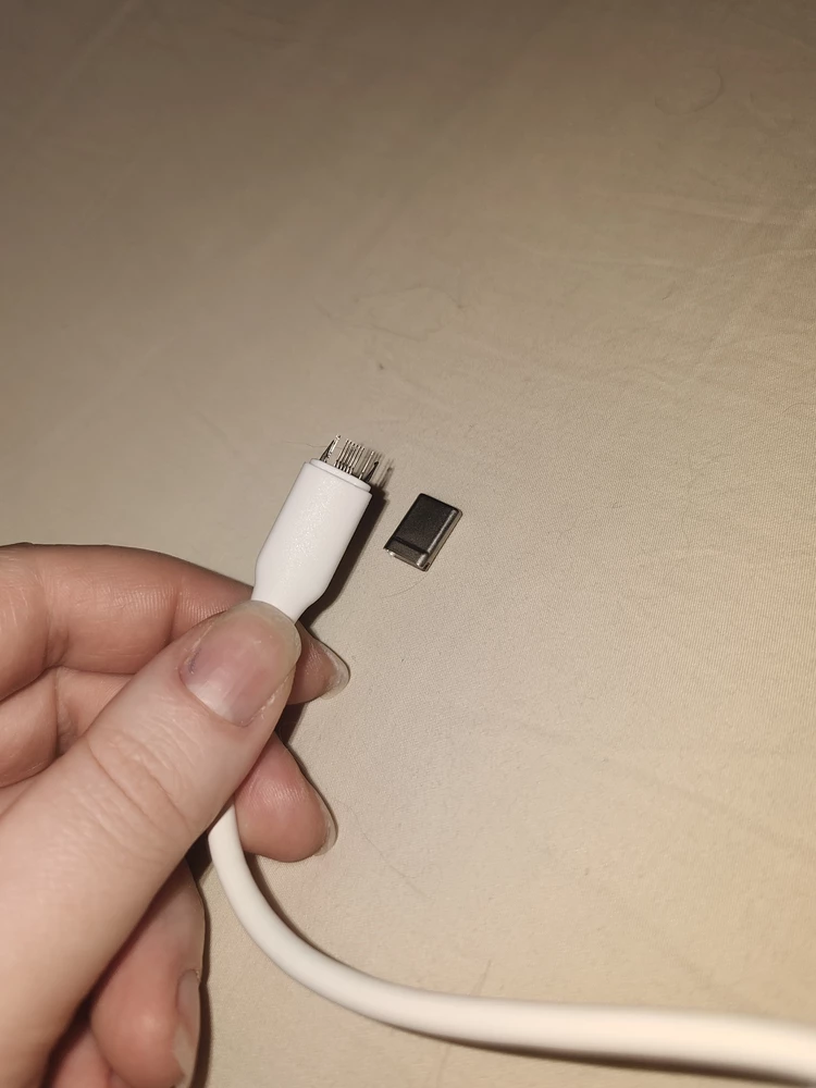 мне, к сожалению, не повезло.
провод 2м 60w брала для зарядки macbook air.
через 9 дней бережного обращения (ноут заряжается на одном месте) провод начал выпадать из сокета не давая зарядку. а когда я стала его осматривать, вот эта металлическая часть от штекера просто отвалилась.
классно, что у большинства с ним не возникло проблем, но пусть мой отзыв будет тригерворнингом, чтобы вы осматривали в пункте выдачи насколько крепко детали прикреплены друг к другу.